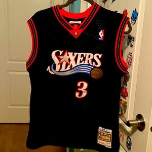 2000-2001 Philadelphia 76ers Allen Iverson Jersey. Near mint Condition!